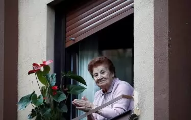  Според плана образцовите възрастни европейци ще си стоят вкъщи и ще аплодират младите, които ще имат свобода на движение.