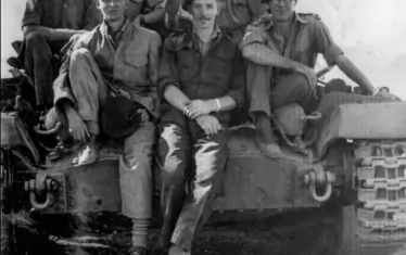 Том Мур (в центъра) по време на Втората световна война. 