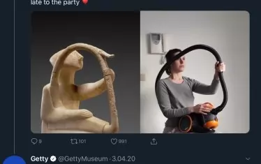 Мъж, свирещ на арфа