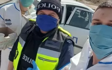 Лекари от русенската университетска болница демонстрираха грижа за полицаите.