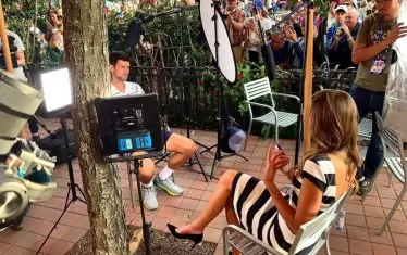 Световният №1 в тениса Новак Джокович дава интервю на бившата №5 Даниела Хантухова.