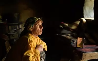 Пчеларката се грижи вярно за болната си майка, която е бая проклета бабичка: "Господ да им изгори дроба", проклина прикованата на легло старица заселниците.