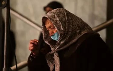  Миряните носеха предпазни маски. 