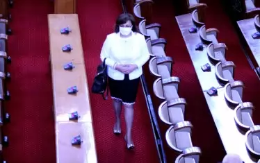 Лидерът на БСП Корнелия Нинова си направи безсмислена разходка до Народното събрание.