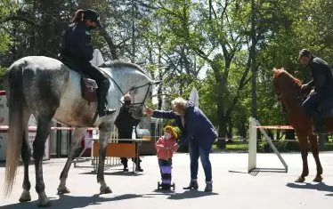 Конна полиция следи да не би майки и деца да се развилнеят из парковете или да приседнат на пейка.