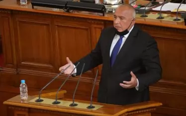 Ораторът носи маска на брадата. Появи се циничен анекдот за това какво било маска на брадата - но не ни е удобно да съобщим смешката в такава изискана компания.