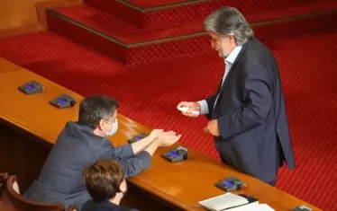 Вежди Рашидов помага с дезинфекция, но маска - йок. 