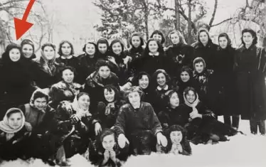 Лили Иванова (горе вляво) със съученичките си от техникума за медицински сестри и акушерки. Морската градина във Варна, 1956/57 г.