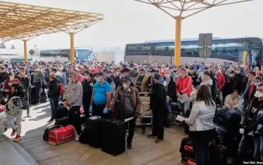  Сезонни работници от Румъния потеглят с чартър за Германия. Там ги освободиха дори от карантина, т.е. фарисейски приеха, че ще се считат изолирани, докато работят на полето. И добрата новина: тази година надниците са близо двойни от миналогодишните, защото трудно се цанят юнаци за работа на полето, докато светът е вцепенен от страх. 