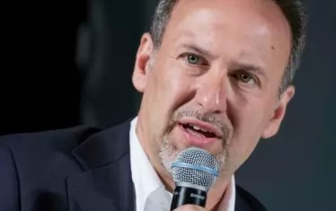 Журналистът на "La Repubblica" Салво Палазоло се сблъсква с постоянни заплахи, след като на 8 април написа статия за това как мафията използва вируса за да увеличи влиянието си в определени райони на Палермо