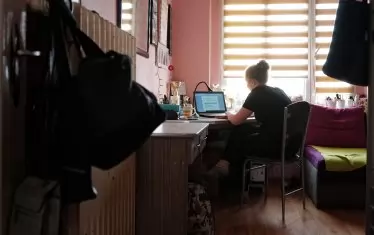 Интернет стана спасителен пояс за милиони необвързани хора, останали си по домовете заради коронавируса.