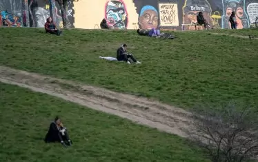  Социалната дистанция обърка отношенията и поведението навсякъде по света. 