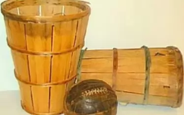 Футболната топка, използвана от Джеймс Нейсмит за вкарване в кошове за праскови, закачени на стена, е била с връзки.