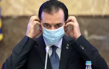 Премиерът на Румъния плати €619 глоба за стоене без маска и пушене