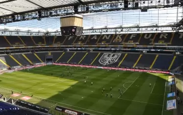 На трибуните може да има максимум 213 души