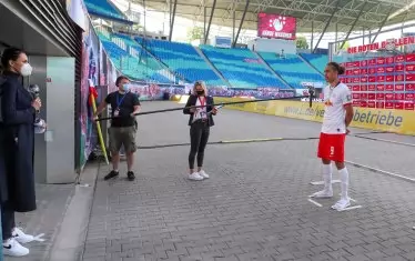 Футболистите дават интервюта след мача от разстояние, микрофонът е на дълъг прът