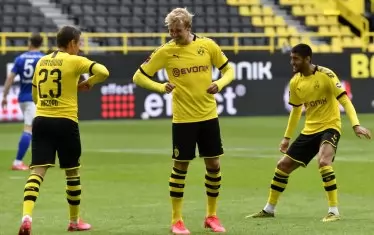  Препоръчва се играчите да се радват при гол с поздрав с лакет...