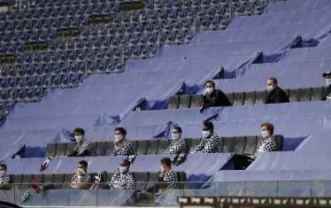 Долната част от трибуните е превърната в резервна скамейка, на която през няколко седалки се разполагат резервните футболисти, задължително всеки с маска на лицето.