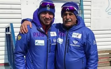 През февруари Александър Логинов (вляво), под ръководството на Александър Касперович, спечели първата световна титла за руския биатлон от 2008 г.