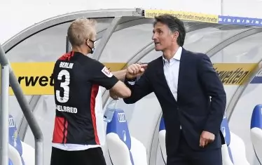  Поздравът с треньора (Бруно Лабадия) става с лакет