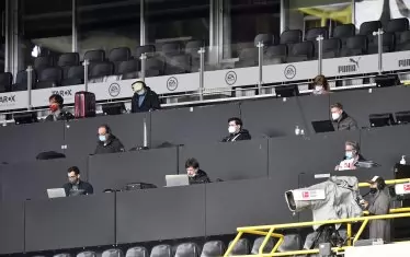 Представителите на медиите сядат през няколко метра на журналистическите трибуни