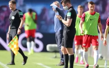 Резервните играчи свалят маските, само когато са пуснати да загряват край терена