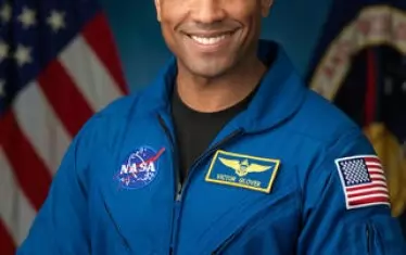  Виктор Глоувър