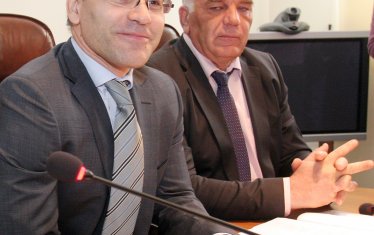 Симеон Дянков и Ваньо Танов, 2010 г. При първия кабинет на ГЕРБ се стигна на два пъти до отнемане на лицензи на "ЛУКойл" - през 2011 г. (на рафинерията и терминал "Росенец") и през 2013 г. - на тръбопровода до София.
