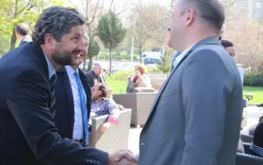 Преди кризата градската десница бе доста по-дейна - последно протестираше активно срещу избора на главен прокурор. 
След март тя просто изчезна. 