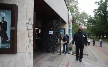 Театърът посрещна първите си гости от 8 март насам, спазвайки всички противоепидемични мерки.