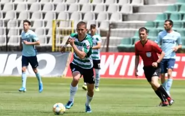 Синът на Велислав Вуцов - Петър, който играе за "Черно море", напредва с топката по време на контролата срещу "Дунав".