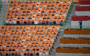 Опакованите с плакати на фенове трибуни на ст. "Уайвърнс" в Инчеон.