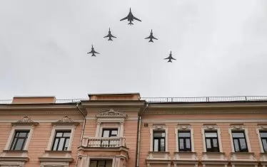 В Москва днес не се провежда класически парад, но пък дефилират самолети. 