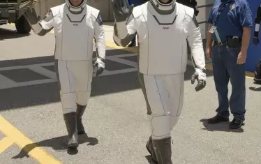 Защо Холивуд облича астронавтите на SpaceX?