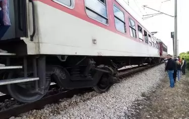 Влакът Варна - София дерайлира след сблъсък с кола на прелез
