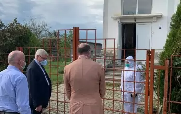 Чак след като епидемията порази дома в Гара Орешец, здравният министър Кирил Ананиев се задейства.