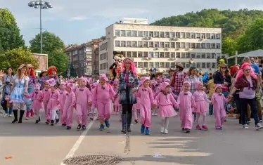 В други години карнавалното дефиле изглежда така.