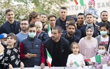 Железният защитник на "Ювентус" се ползва с голямо уважение в Италия и неслучайно е викан заради популярността си за визити като тази на националния отбор в педиатричната болница "Бамбино Гесу" в Рим.