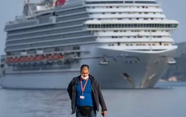  Круизният кораб Carnival Magic пристигна в Дубровник, за да свали на сушата екипажа си, прекарал седмици в морето  заради коронавируса Covid-19. 