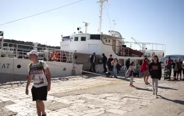 Хърватски туристи на остров Мали Лошин. Островът е една от топ туристическите дестинации в Хърватия. Туризмът е основен източник на доходи в  страната и поради глобалната пандемия Хърватия ще претърпи големи финансови загуби.