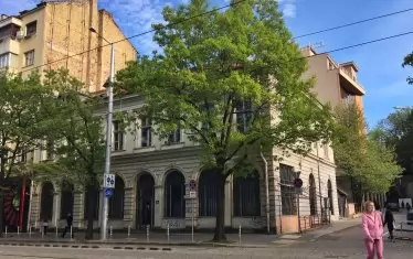 Сградата на ъгъла на бул. "Дондуков", която ще бъде реновирана и има потенциал да се превърне в портретна галерия към НГХГ.