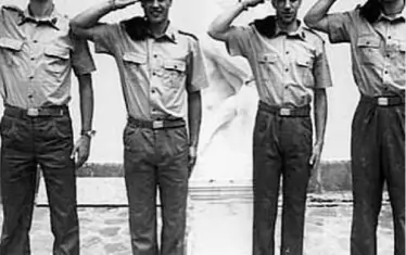 Марко Делвекио, Фабио Канаваро, Алесандро дел Пиеро и Фабио Галанте козируват в униформи през 1995 г.