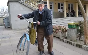  И на 100 години дядо Яню кара колело.