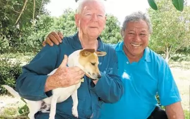 Мано Тотау (вдясно) казва, че и до днес чувства спасителя си Питър Уорнър като баща.