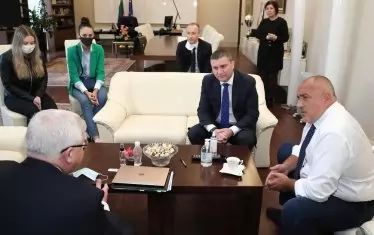 Трима министри на крака при премиера заради две абитуриентки, за да може той да ги зарадва - класическа сцена от последните дни.