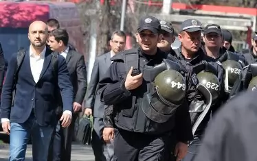 Членът на УС на "ЦСКА 1948" Никола Газдов (вляво) бе посрещнат враждебно на "Българска армия" през март 2017 г., когато се опита да участва в търга за емблемата. Три години по-късно отново Газдов от името на "ЦСКА 1948" призова за спортсменско поведение и уважение между двата клуба, както и фенските им маси. Нещо непостижимо към момента...