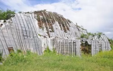Голямата Свещарска могила в очакване на средства за поредното временно покритие.