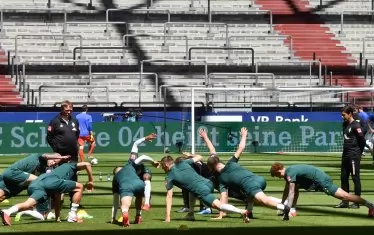 Илия Груев (вдясно) наблюдава загрявката на играчите на "Вердер" преди мача срещу "Шалке 04".