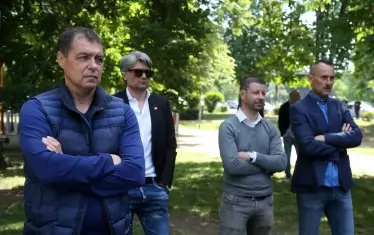 До месец Сираков трябва да реши и бъдещето на спортно-техническото ръководство на "Левски", начело с треньора Петър Хубчев (вляво) и спортния директор Ивайло Петков (до него).