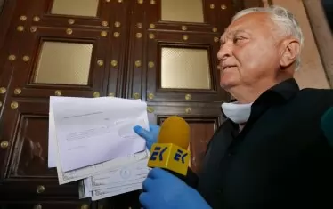 Появата на журналиста Сашо Диков с акциите на "Левски" пред входа на Министерския съвет бе черешката на цялата абсурдна ситуация.